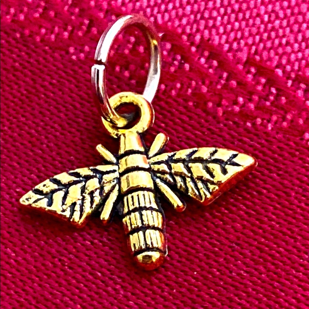 5/$10❤️❤️❤️New Brass Bee Charm Pendant